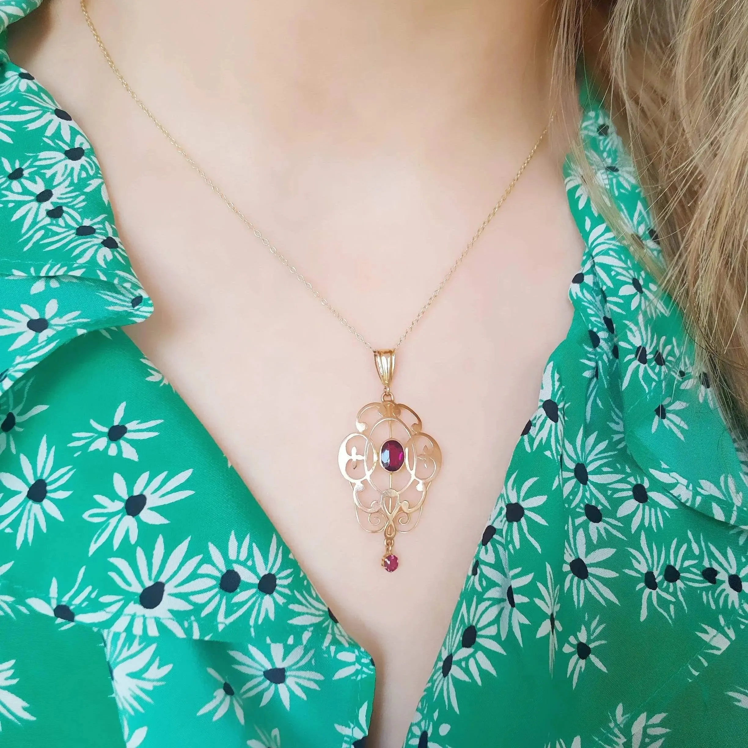 Antique Edwardian Garnet 9ct Gold Pendant Necklace