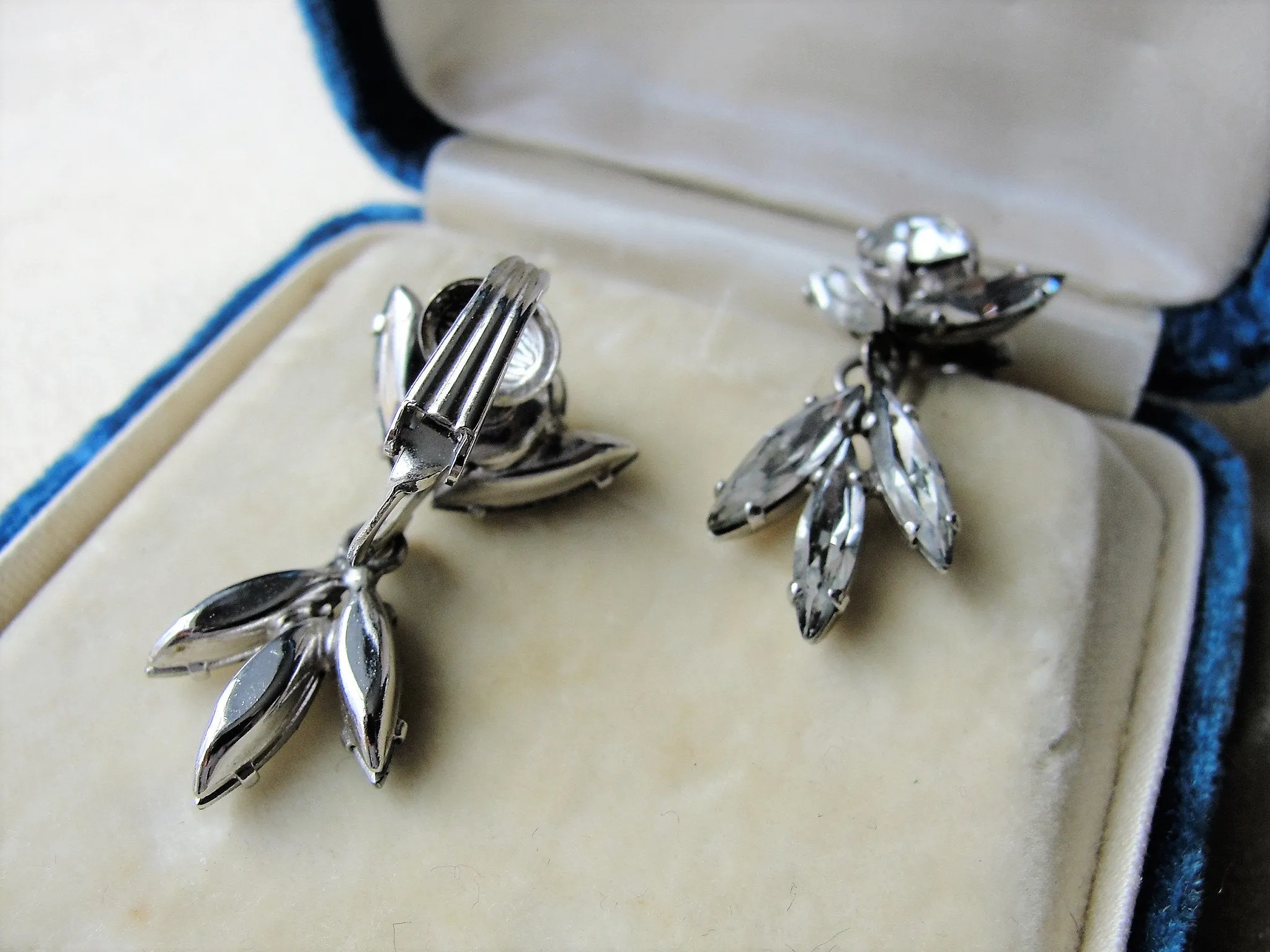 GLAMOROUS Vintage 50s SHERMAN Earrings,Brilliant Clear Drop Earrings,Navette Rhinestone Clip Ons,Sherman Dangle Earrings,Collectible Jewelry