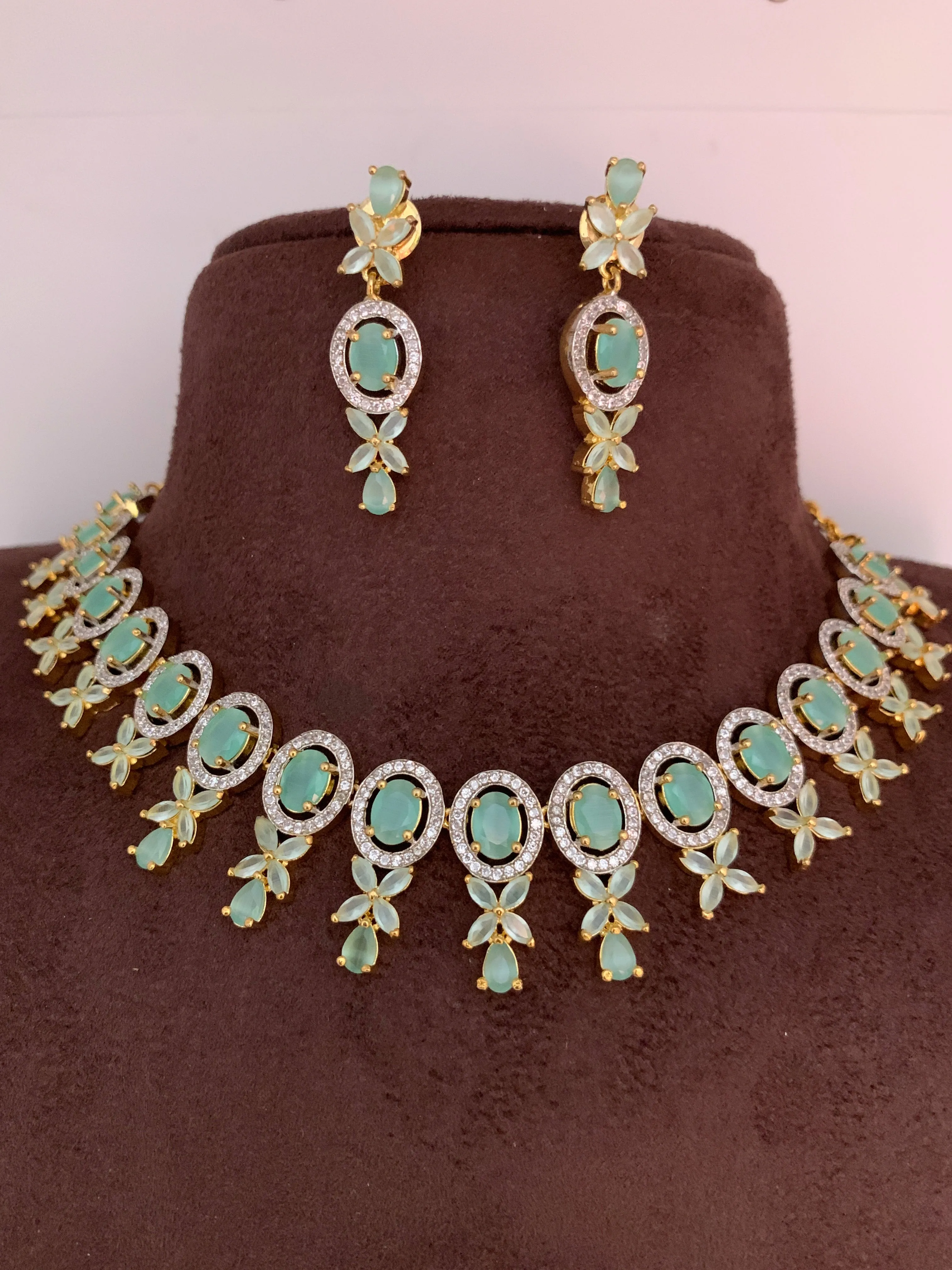 Mint Green Monalisa Stone Short Necklace