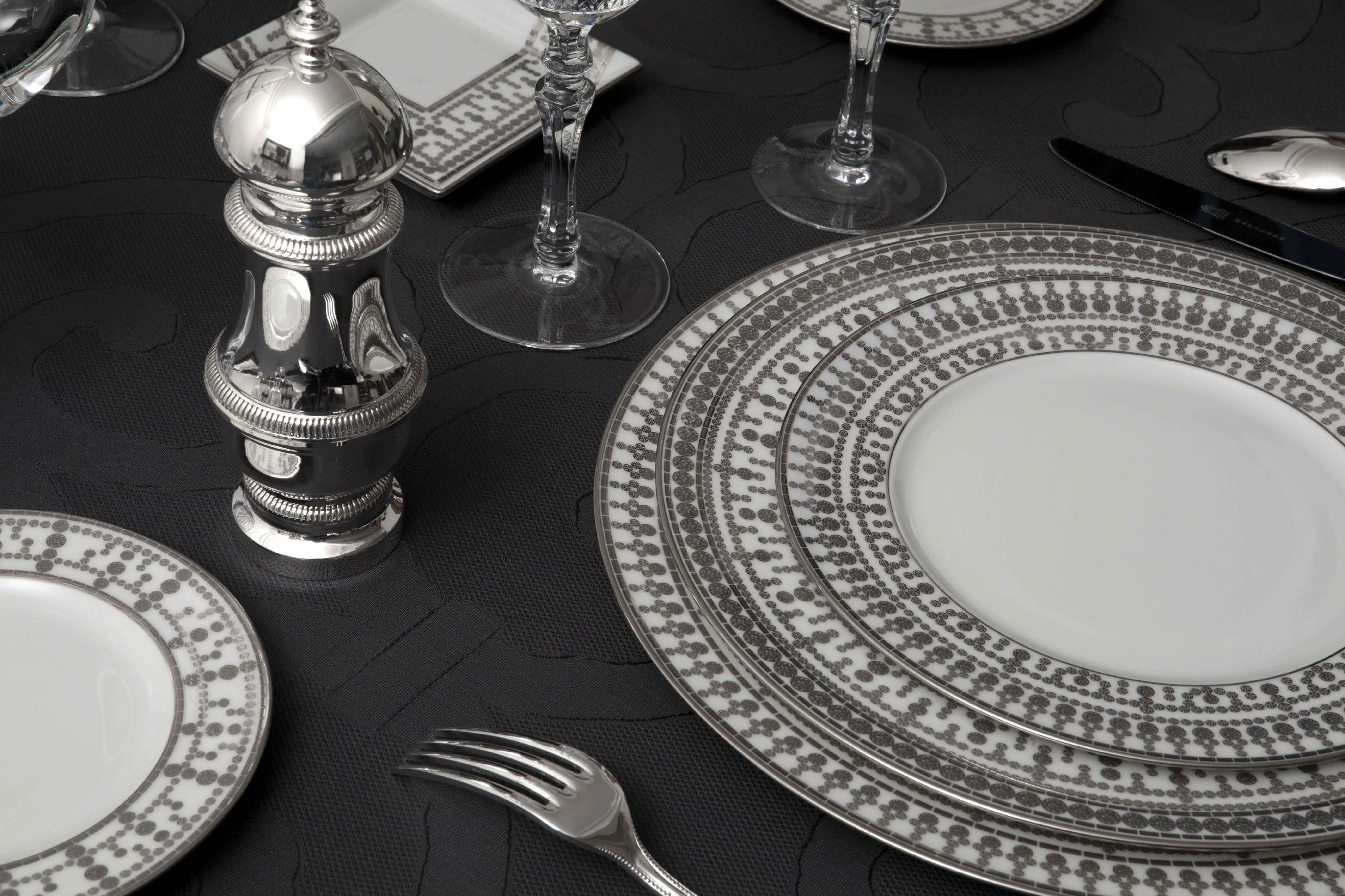 Set of 2 Bread and Butter Plates Tiara white platinum